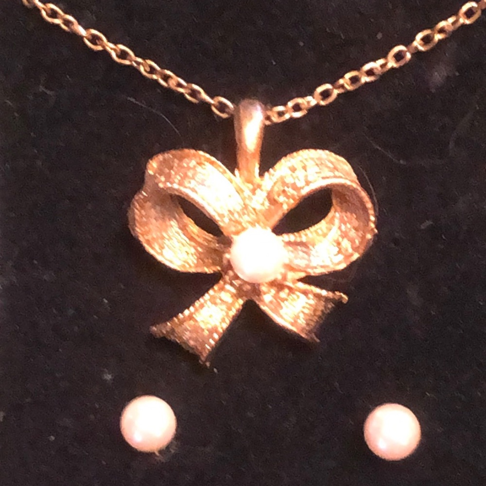Vintage pearl necklace and earrings